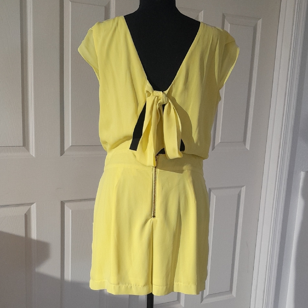 NWOT-Giani Bini Yellow Tie Back Romper with Pockets